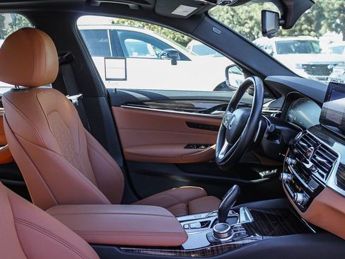 Used 2022 BMW 530e w/ Premium Package image 17