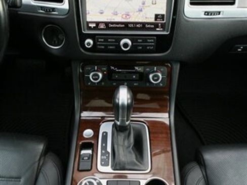 Used 2016 Volkswagen Touareg TDI image 25
