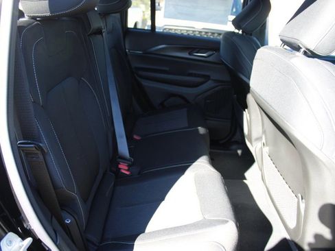 New 2025 Jeep Grand Cherokee Laredo image 28