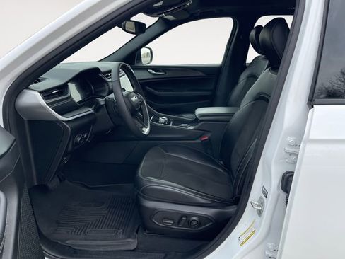 Used 2024 Jeep Grand Cherokee Altitude image 9