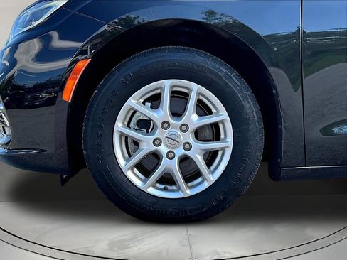Used 2023 Chrysler Pacifica Touring-L FWD image 36