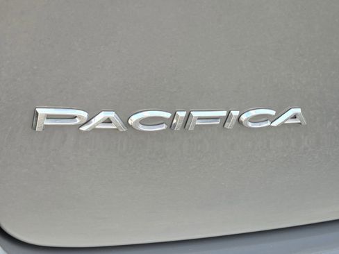 Used 2023 Chrysler Pacifica Touring-L image 10