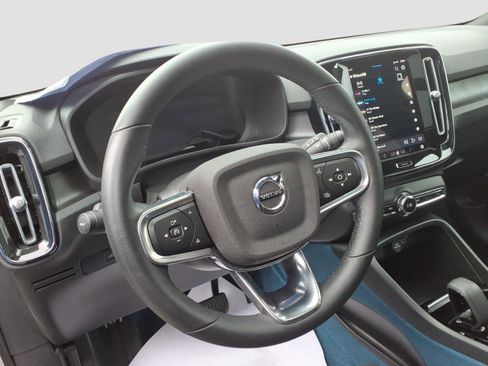 Used 2023 Volvo XC40 Recharge Ultimate image 12