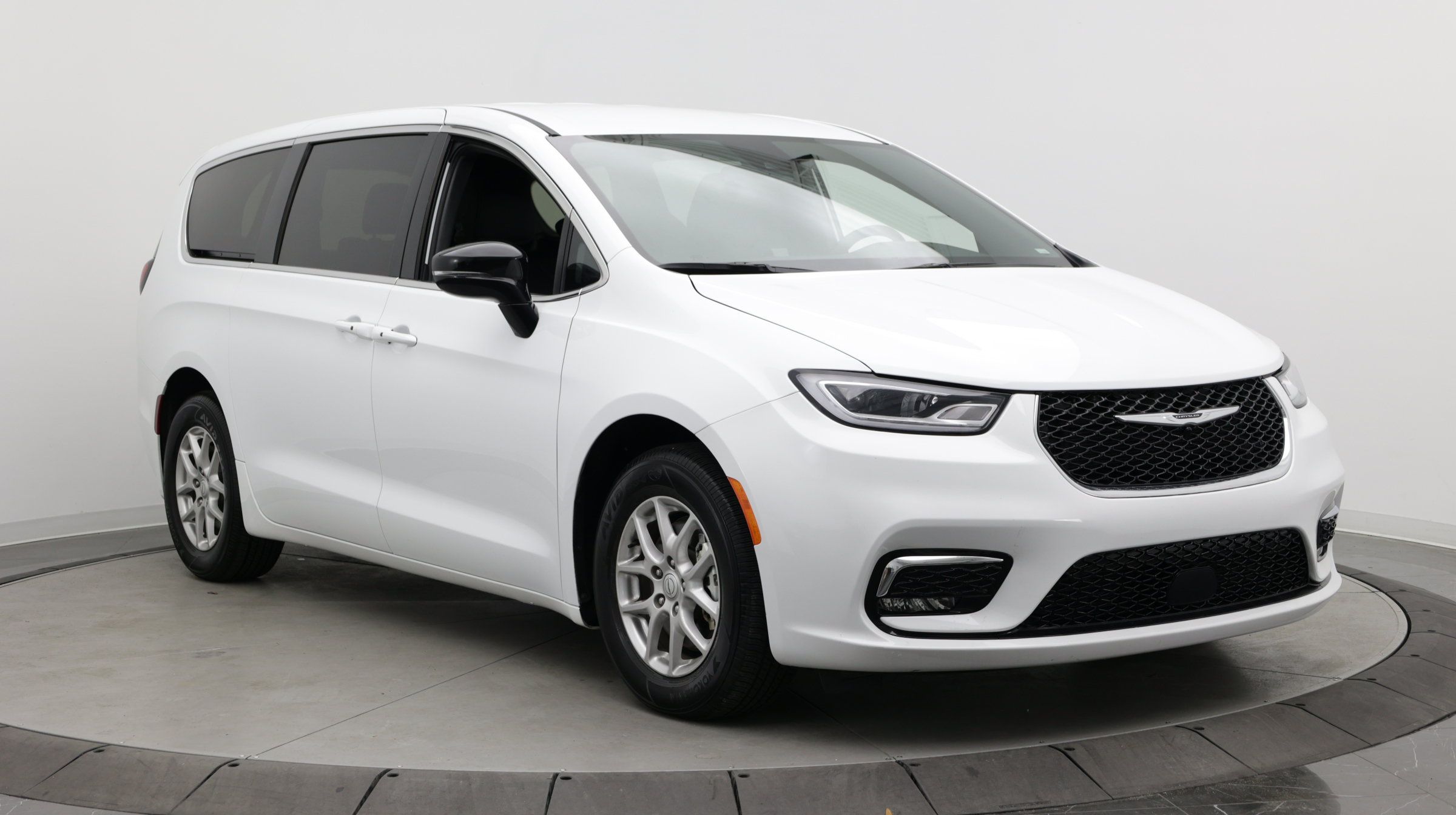 Used 2026 Chrysler Pacifica Select FWD image 3