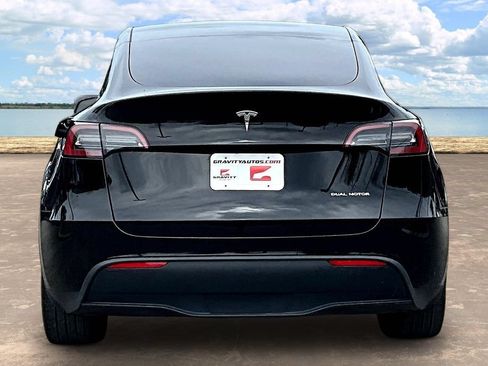 Used 2024 Tesla Model Y Long Range AWD/4WD image 5