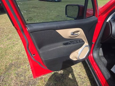 Used 2019 Jeep Renegade Latitude image 11