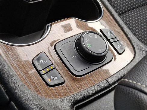 Used 2022 GMC Acadia SLE w/ Driver Convenience Package image 25