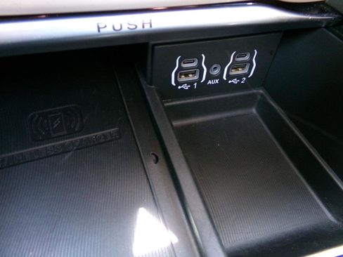 Used 2022 Chrysler Pacifica Limited FWD image 36