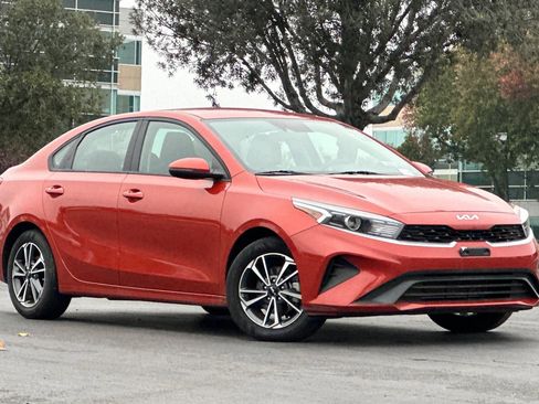 Used 2023 Kia Forte LXS w/ LXS Technology Package image 2