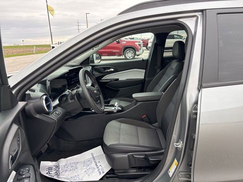 Used 2025 Chevrolet Trax LT image 29