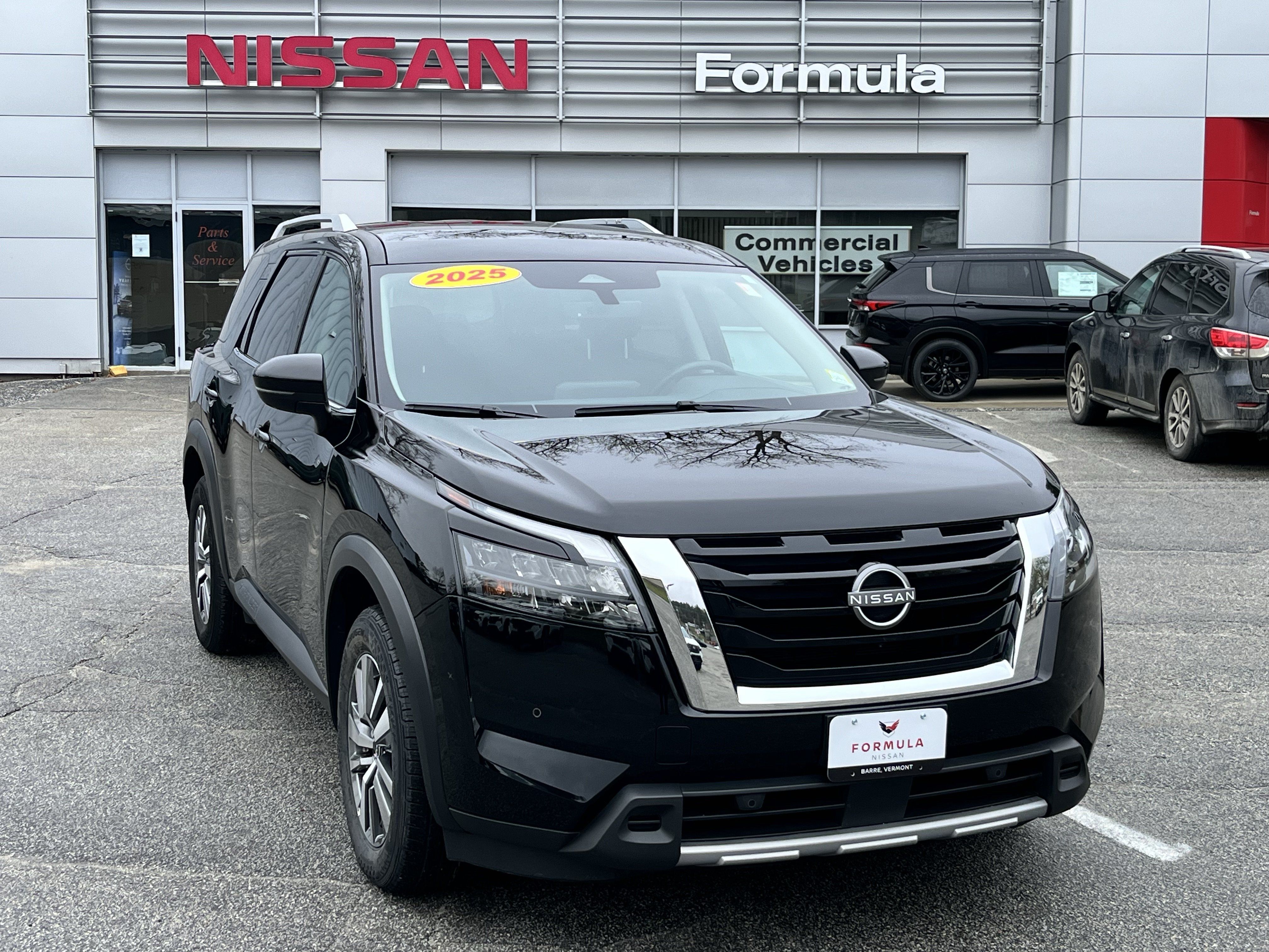 Used 2025 Nissan Pathfinder SL AWD/4WD image 1