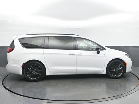 Used 2025 Chrysler Pacifica Limited FWD image 7