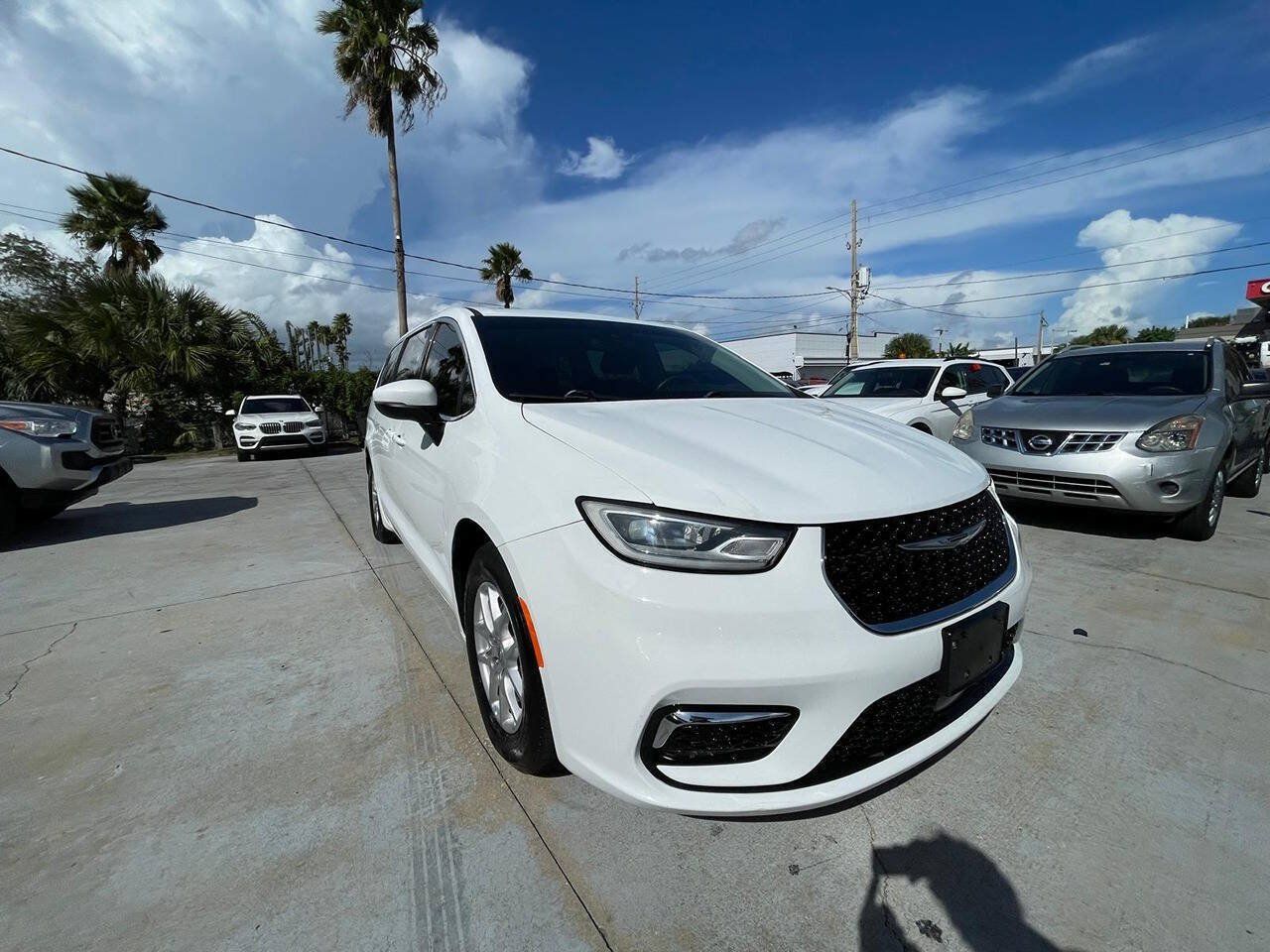 Used 2023 Chrysler Pacifica Touring-L FWD image 3