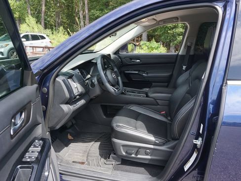 Used 2022 Nissan Pathfinder SV FWD image 2