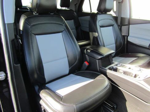 Used 2023 Ford Explorer XLT w/ Equipment Group 202A image 8