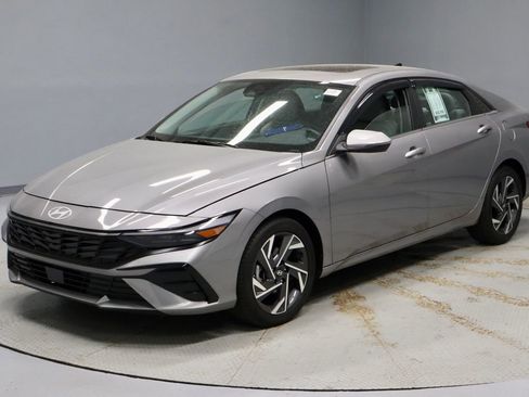 Certified 2025 Hyundai Elantra Limited w/ Cargo Package image 9