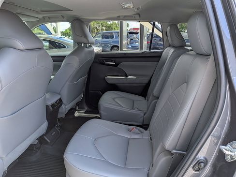Used 2023 Toyota Highlander XLE FWD image 28