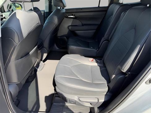 Used 2020 Toyota Highlander XLE image 23