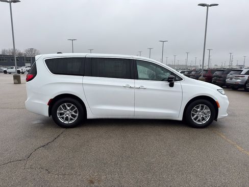 New 2026 Chrysler Pacifica Select FWD image 4