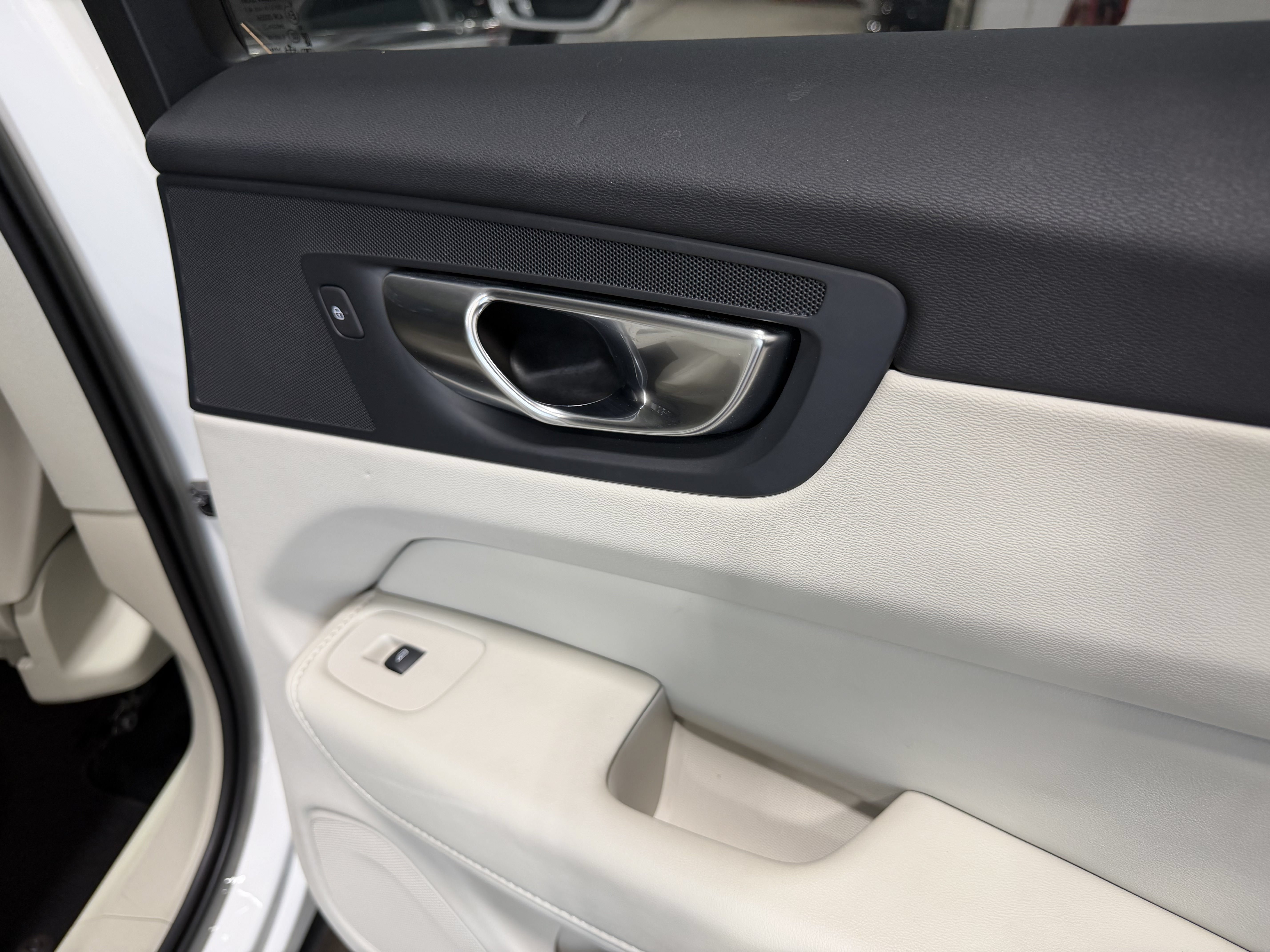 Used 2023 Volvo XC60 B5 Ultimate w/ Climate Package FWD image 24