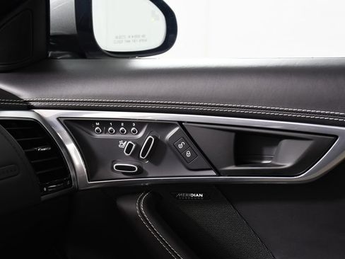 Used 2020 Jaguar F-TYPE R AWD/4WD image 35
