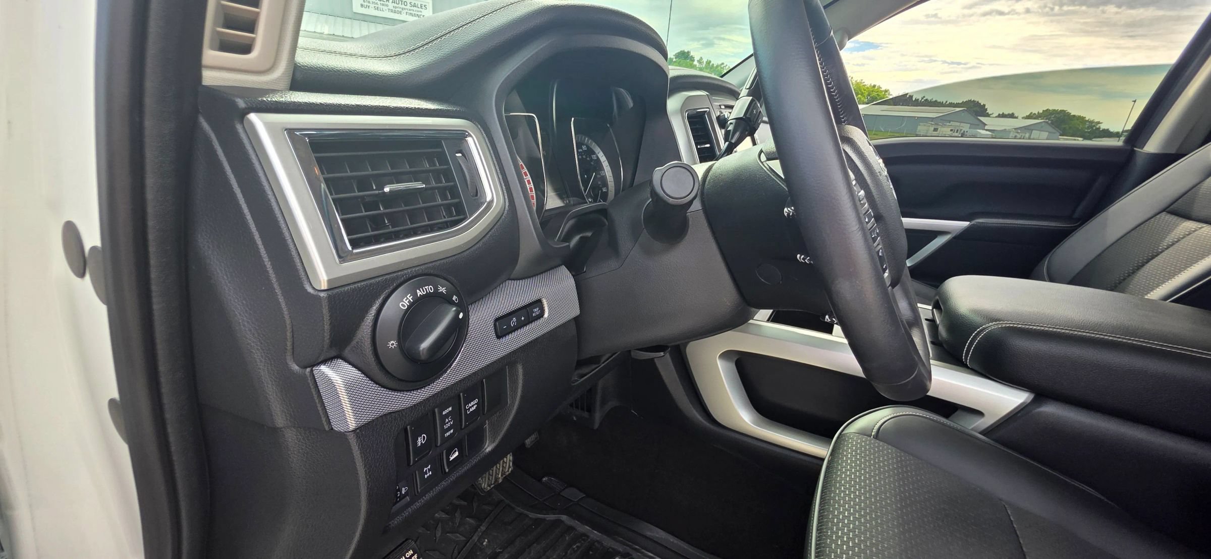 Used 2018 Nissan Titan PRO-4X w/ Pro-4x Utility Package AWD/4WD image 14