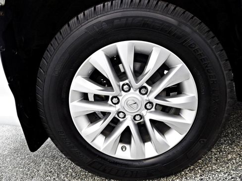 Used 2018 Lexus GX 460 Premium w/ Premium Package image 23