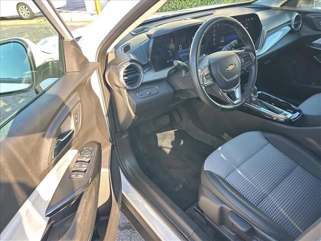 Used 2025 Chevrolet Trax LT w/ Driver Confidence Package FWD image 14