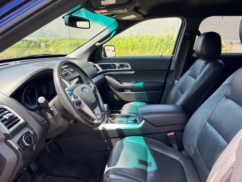 Used 2014 Ford Explorer XLT w/ Equipment Group 202A AWD/4WD image 9