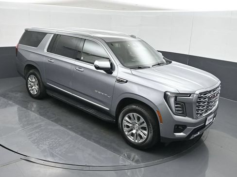 Used 2025 GMC Yukon XL Denali AWD/4WD image 32