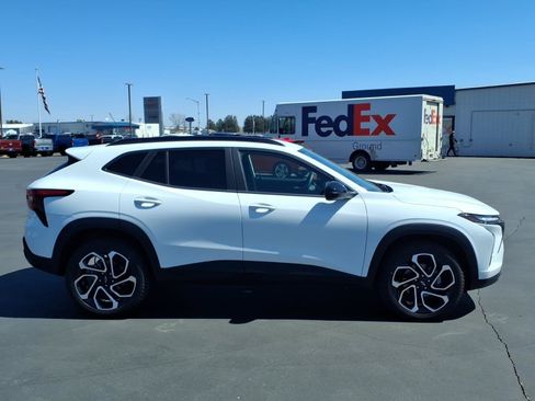 Used 2024 Chevrolet Trax RS FWD image 7