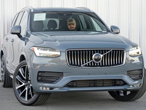 Used 2020 Volvo XC90 T6 Momentum image 2