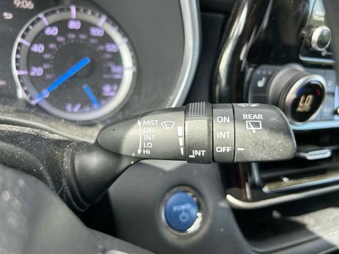Used 2022 Toyota Highlander XLE FWD image 19