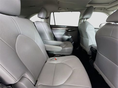 Certified 2025 Toyota Highlander Limited image 29