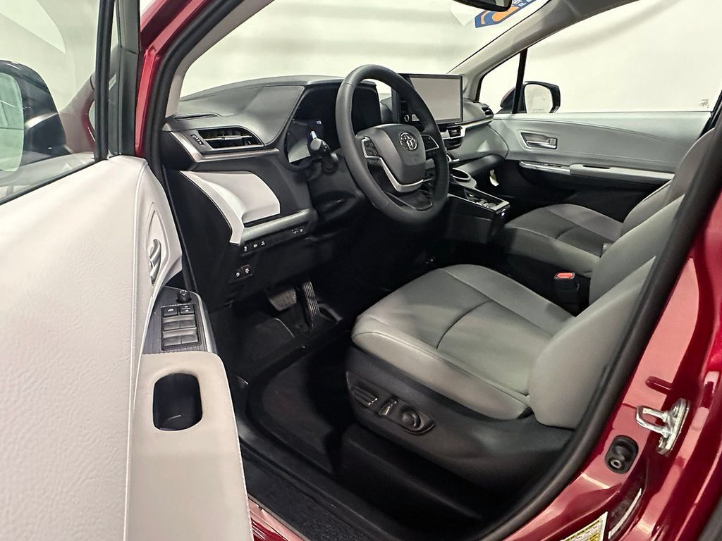 Used 2026 Toyota Sienna XLE FWD image 16