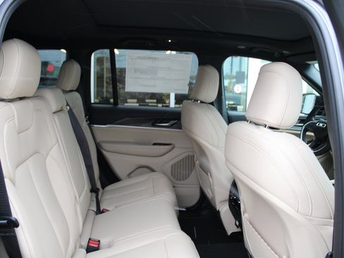 New 2025 Jeep Grand Cherokee Limited image 25