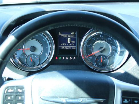 Used 2016 Chrysler Town & Country Touring image 8