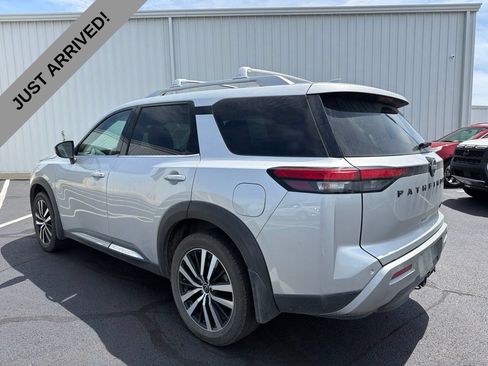 Used 2023 Nissan Pathfinder Platinum w/ Black Appearance Package AWD/4WD image 7
