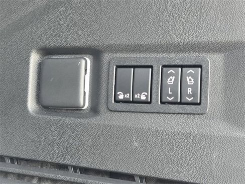 Used 2022 GMC Yukon SLT w/ SLT Premium Package image 17