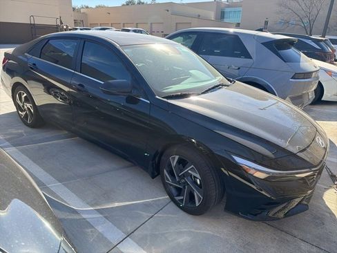 Certified 2025 Hyundai Elantra Limited image 2