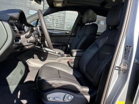 Certified 2025 Porsche Macan image 16