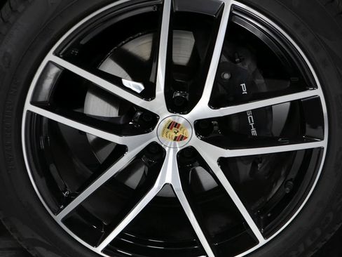 Certified 2025 Porsche Macan image 11