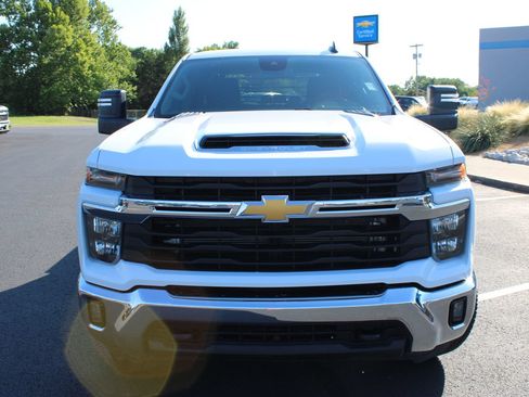 Used 2024 Chevrolet Silverado 2500 LT w/ Convenience Package AWD/4WD image 3