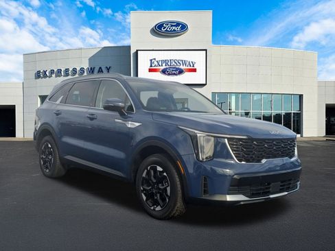 Used 2025 Kia Sorento S image 4