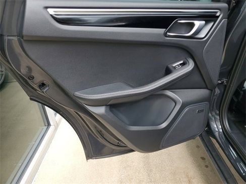 Used 2024 Porsche Macan w/ Premium Plus Package image 34