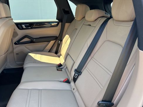Used 2023 Porsche Cayenne AWD/4WD image 15