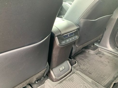 Used 2022 Toyota Highlander XLE AWD/4WD image 15