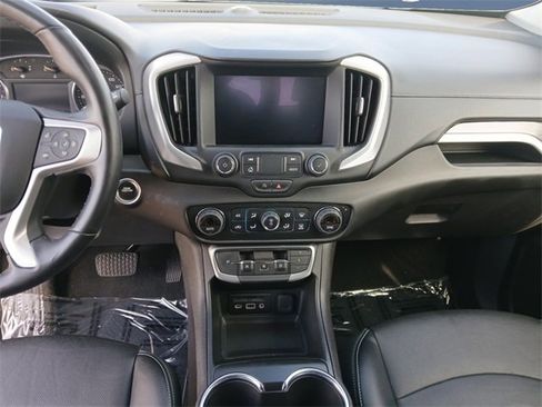 Used 2024 GMC Terrain SLT image 11