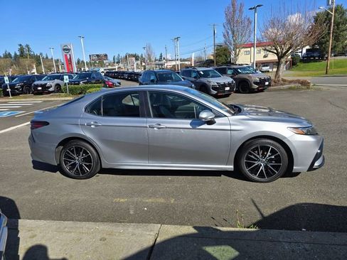 Used 2023 Toyota Camry SE image 6