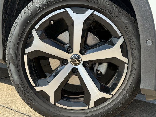 Used 2026 Volkswagen Tiguan SE FWD image 9